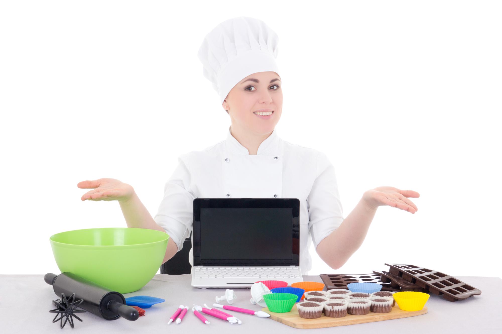 Sala corso con tavoli e ingredienti