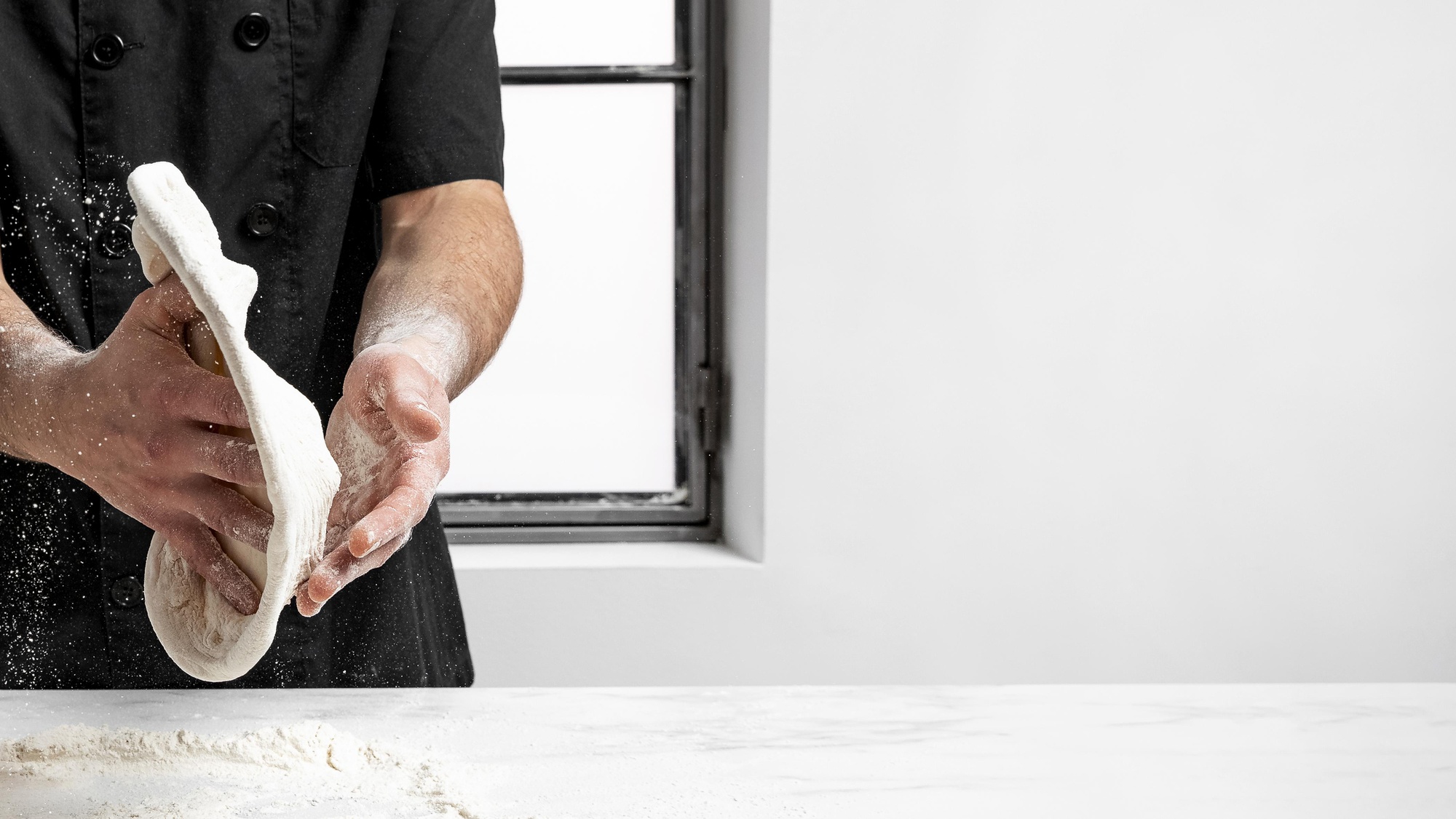 Chef che impasta in cucina casalinga