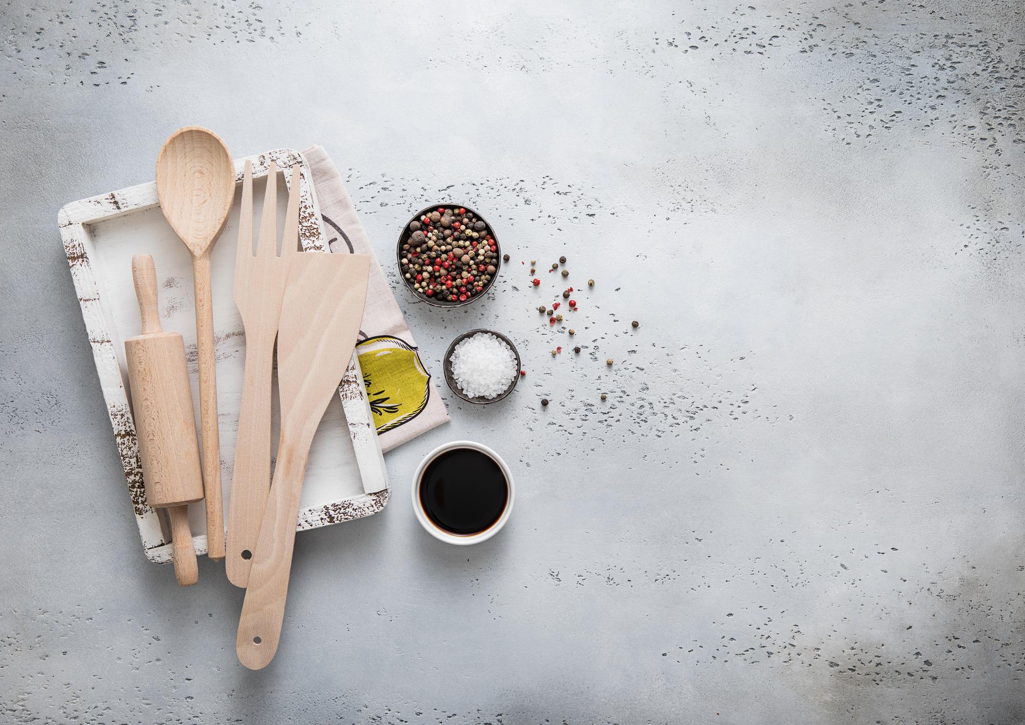 Set composto da utensili e ingredienti